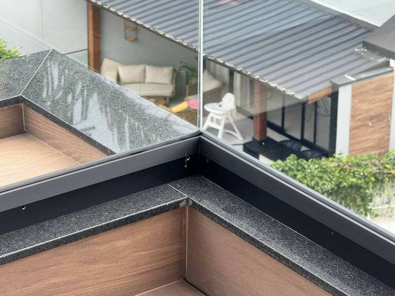 Detalhe perfil alumínio preto guarda corpo