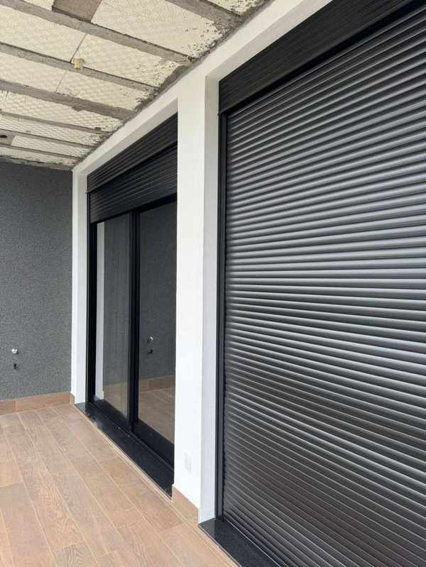Portão enrolar e esquadria alumínio preto