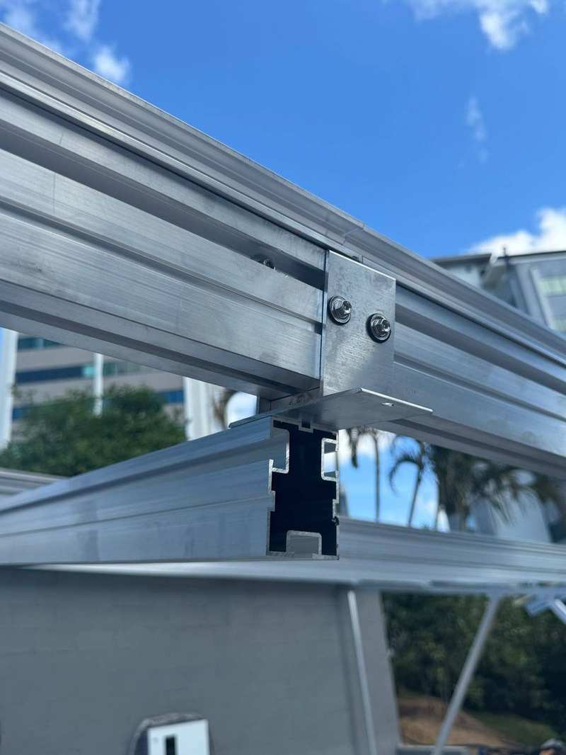 Detalhe conexão trilho painel solar alumínio